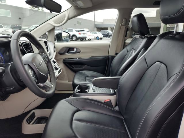 Used 2024 Chrysler Pacifica Touring-L FWD image 8