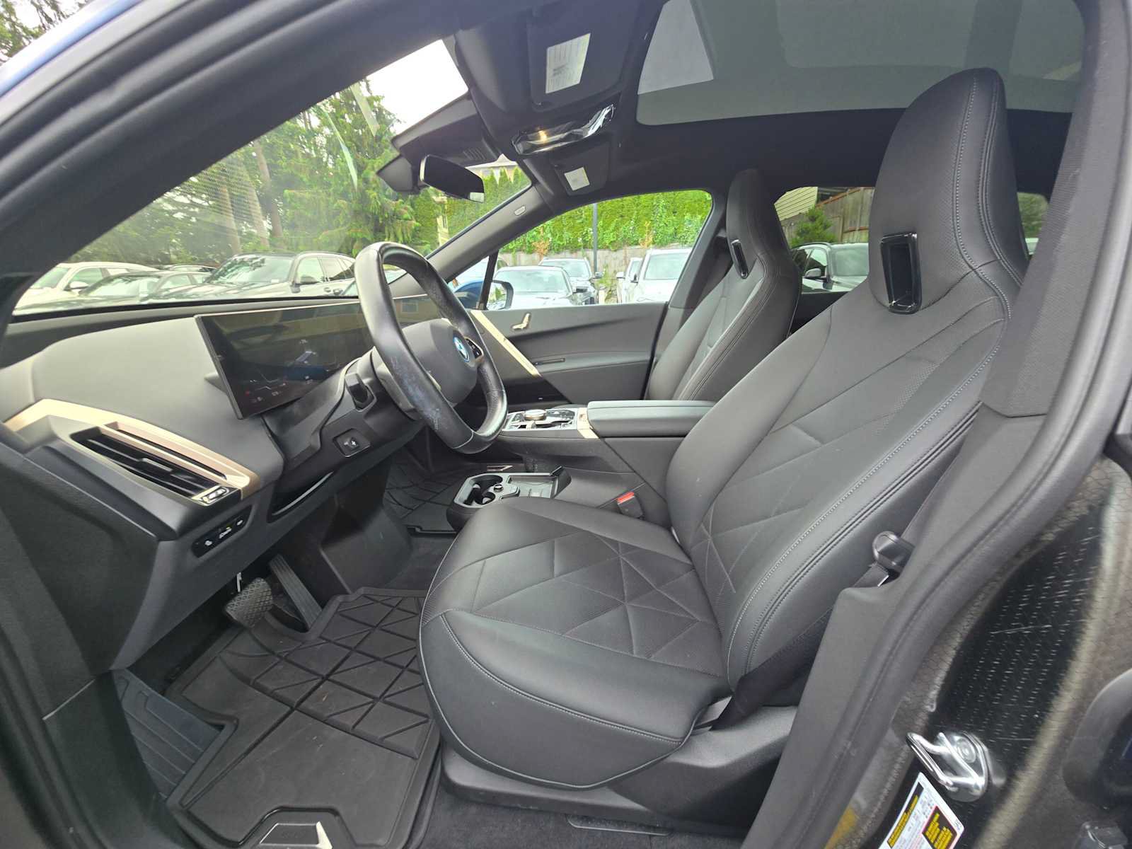 Used 2023 BMW iX xDrive50 w/ Sport Package AWD/4WD image 21