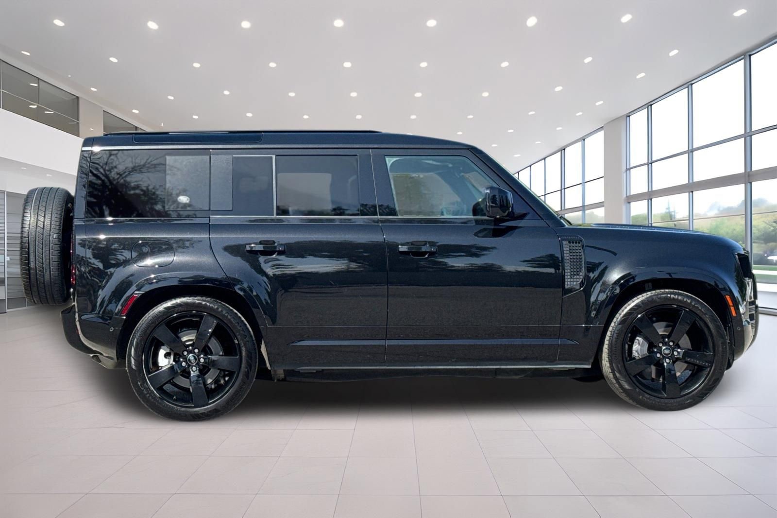 Used 2022 Land Rover Defender 110 X-Dynamic HSE AWD/4WD image 3