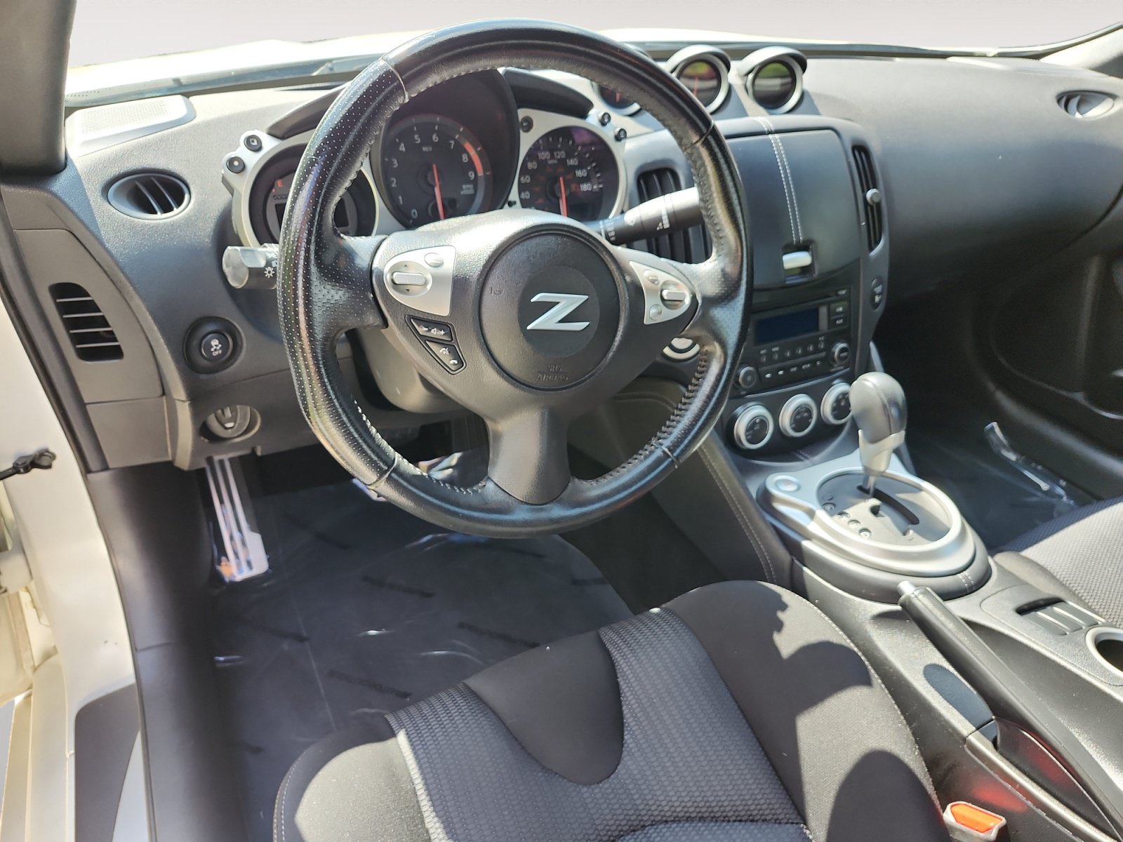 Used 2015 Nissan 370Z Coupe RWD image 10
