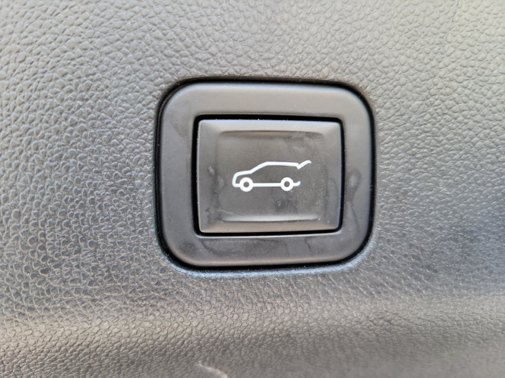 Used 2024 GMC Yukon SLT AWD/4WD image 12