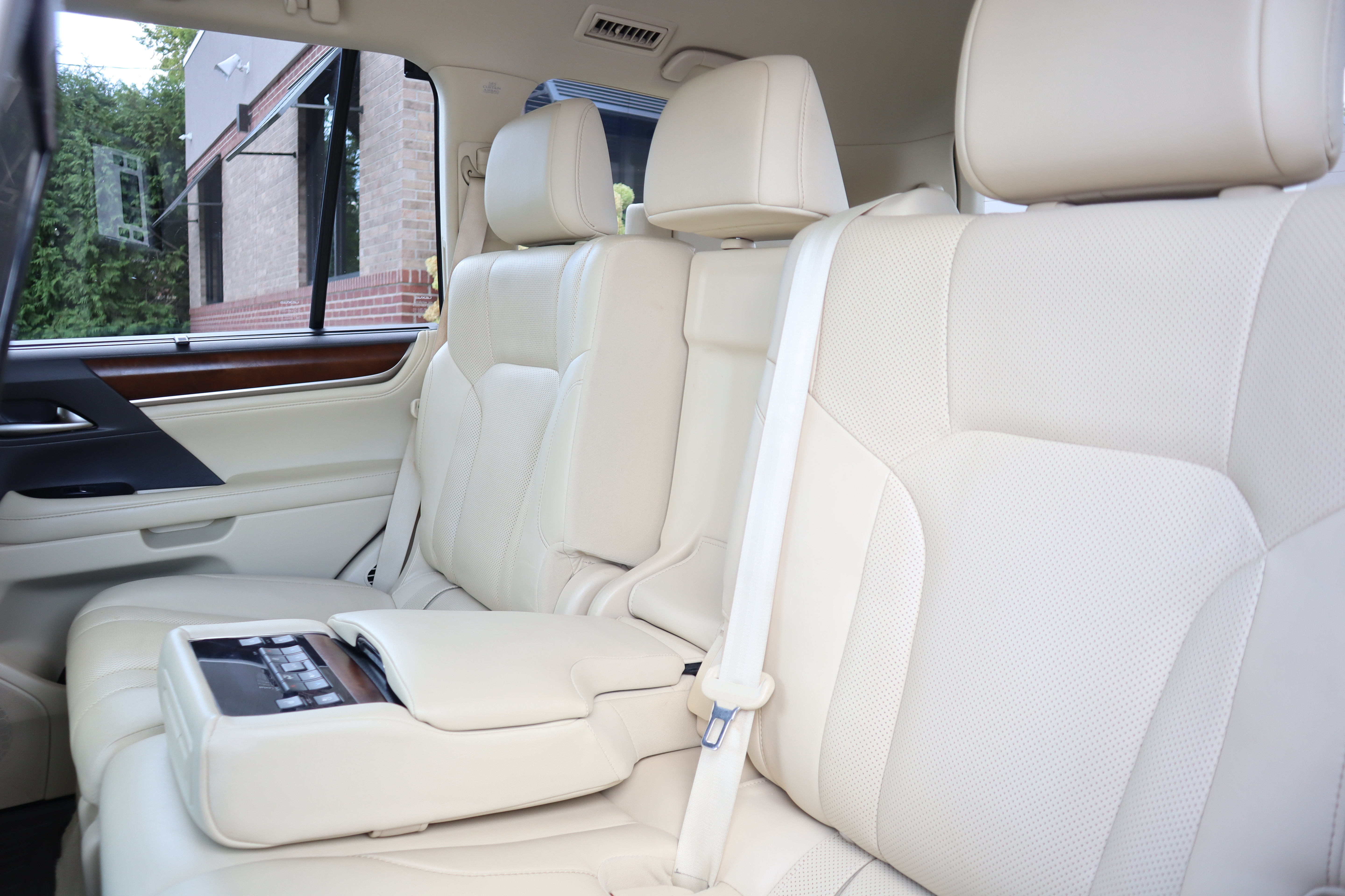 Used 2016 Lexus LX 570 4WD w/ Luxury Package image 29