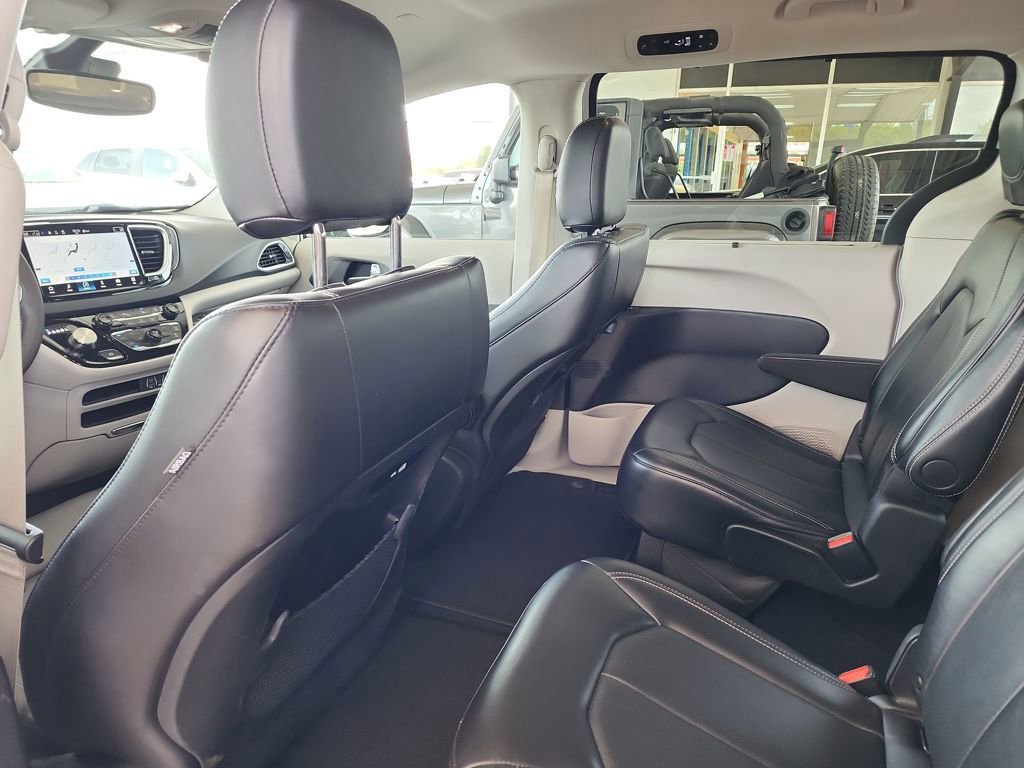 Used 2024 Chrysler Pacifica Touring-L FWD image 37