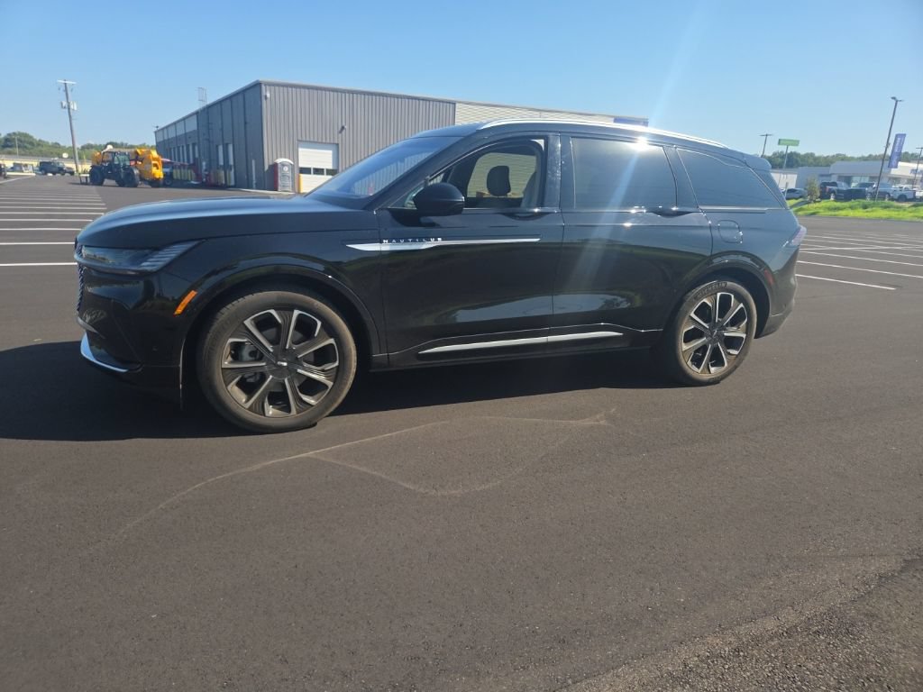 Used 2024 Lincoln Nautilus Reserve w/ Equipment Group 202A AWD/4WD image 5