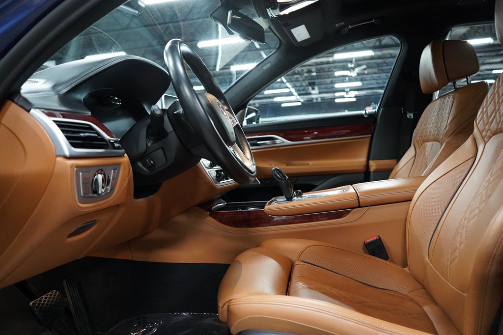 Used 2022 BMW ALPINA B7 xDrive w/ Luxury Rear Seating Package AWD/4WD image 11