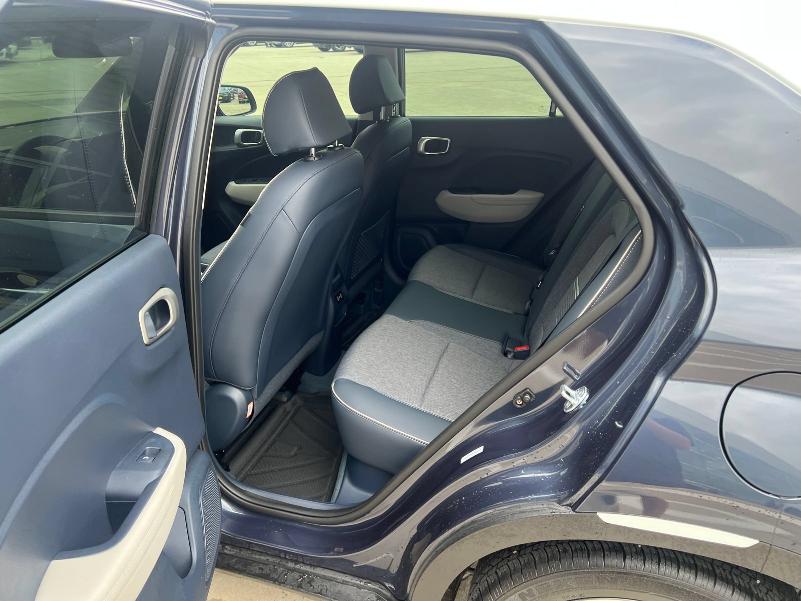 Used 2025 Hyundai Venue Limited FWD image 11