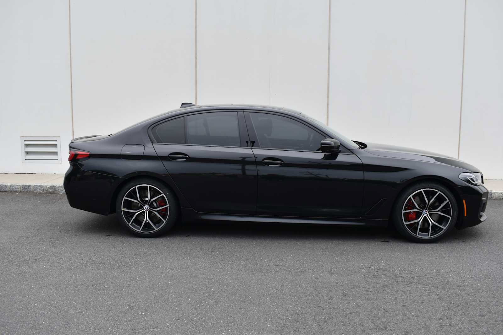 Used 2023 BMW M550i xDrive w/ Executive Package AWD/4WD image 4