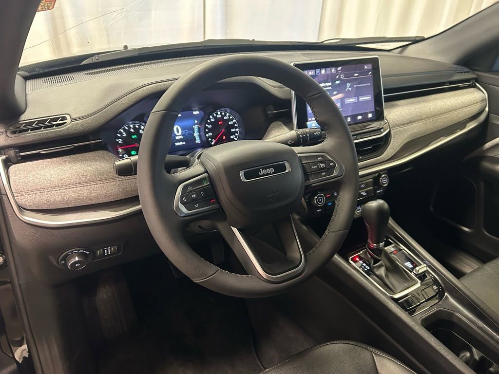 Used 2023 Jeep Compass Latitude image 2