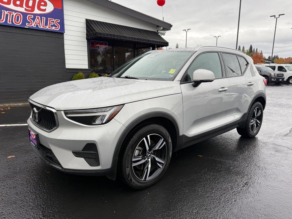 Used 2023 Volvo XC40 B5 Core image 2