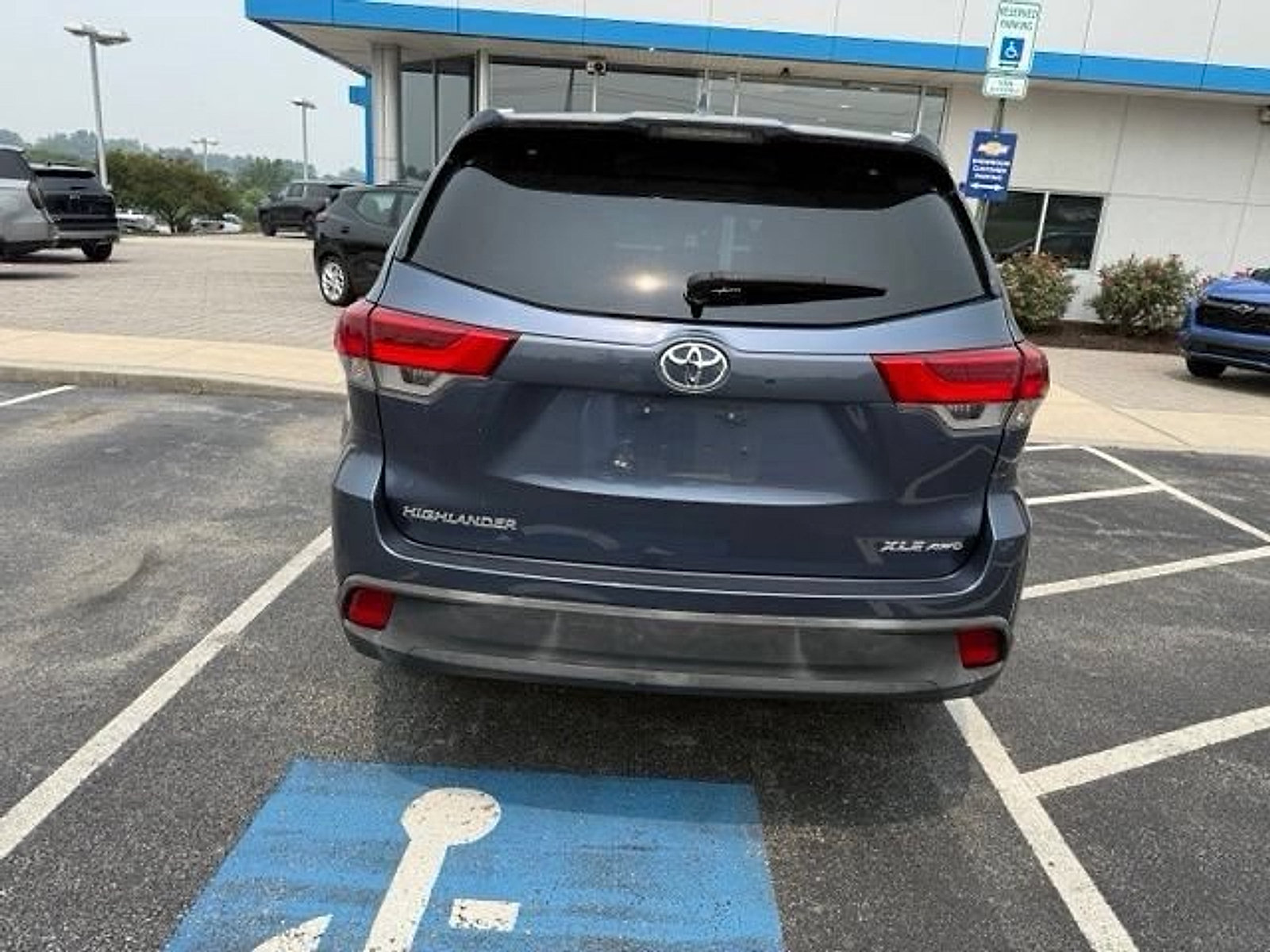 Used 2019 Toyota Highlander XLE AWD/4WD image 4