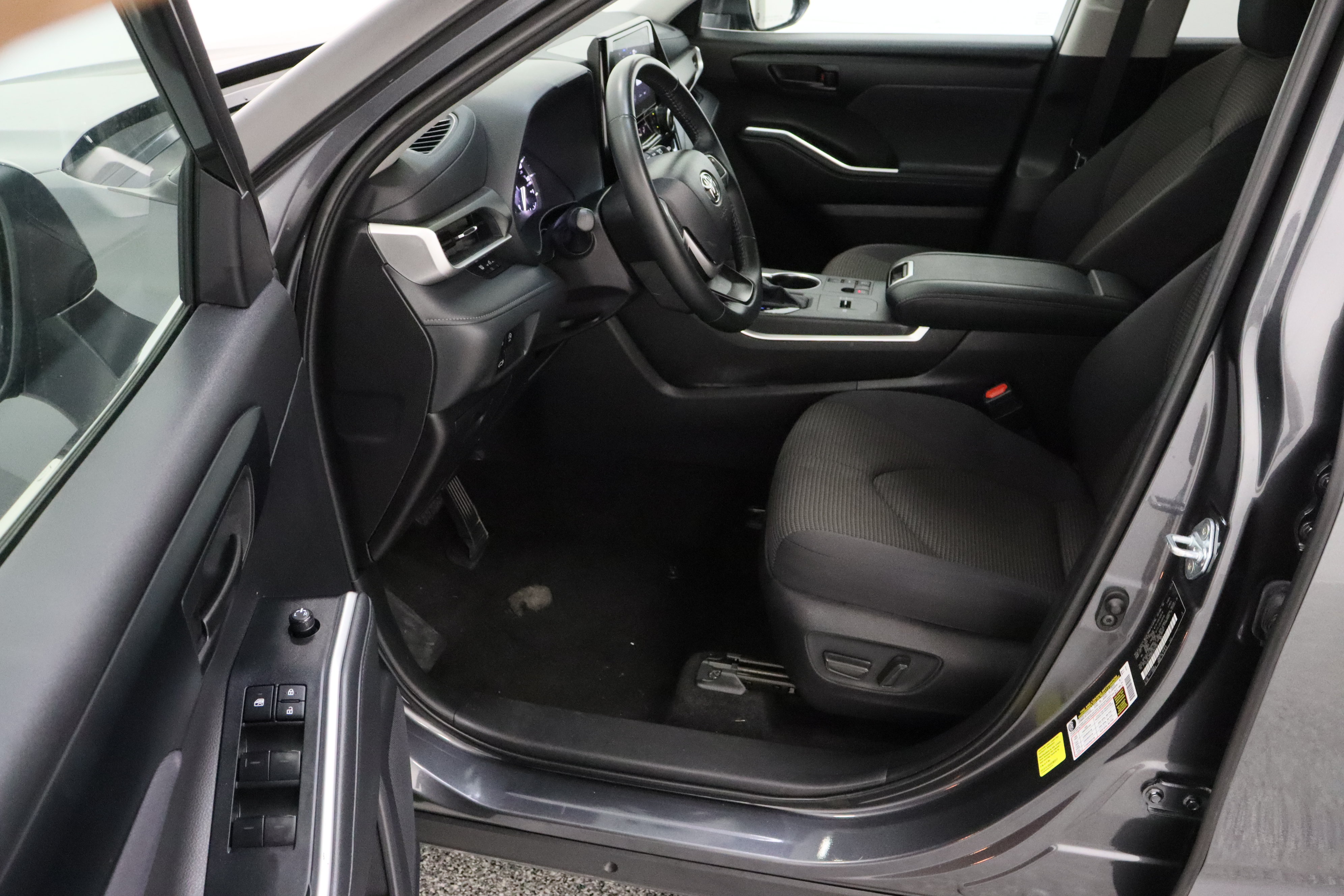 Used 2025 Toyota Highlander LE FWD image 14