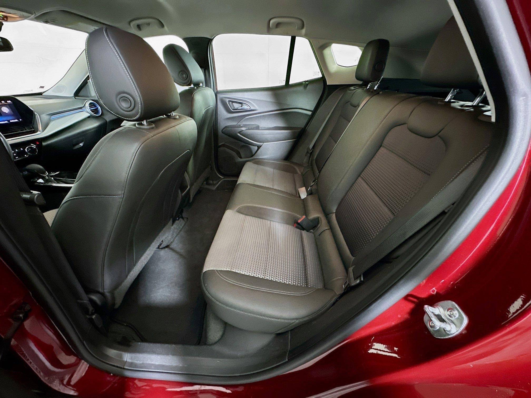 Used 2025 Chevrolet Trax LT w/ LT Convenience Package image 24