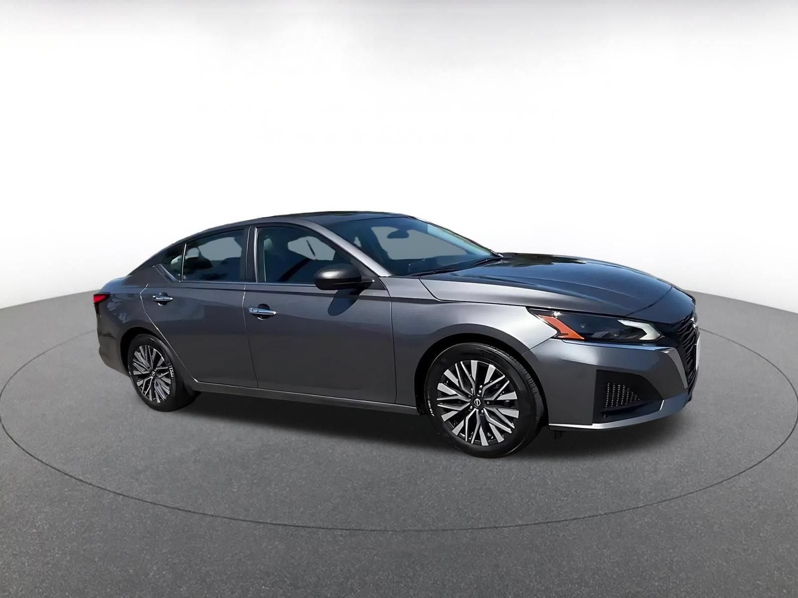 Used 2025 Nissan Altima 2.5 SV FWD image 2