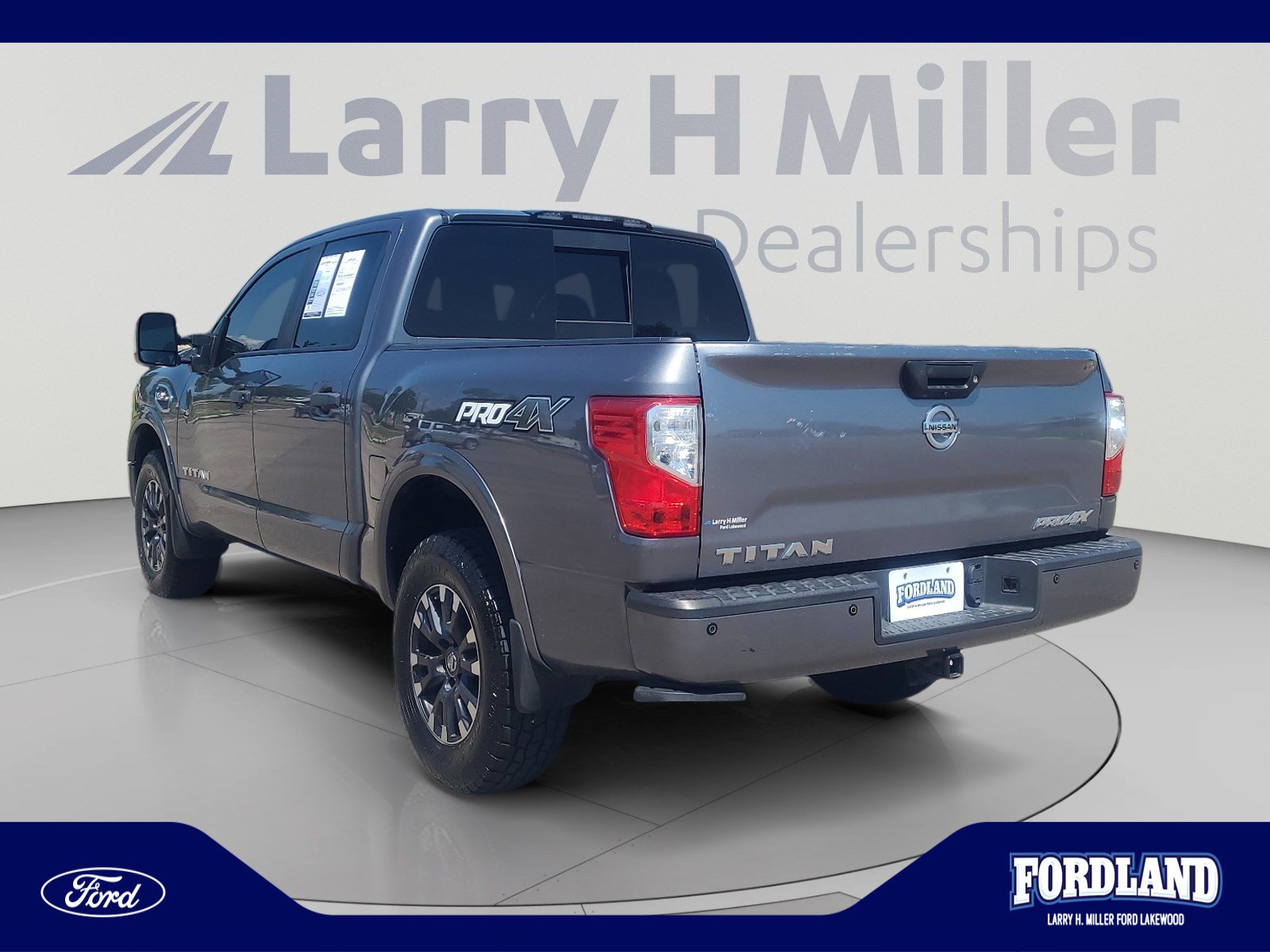 Used 2017 Nissan Titan PRO-4X AWD/4WD image 3