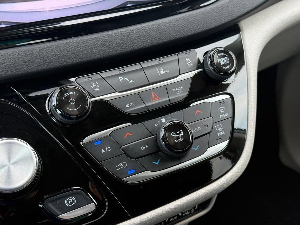 Certified 2024 Chrysler Pacifica Touring-L FWD image 19