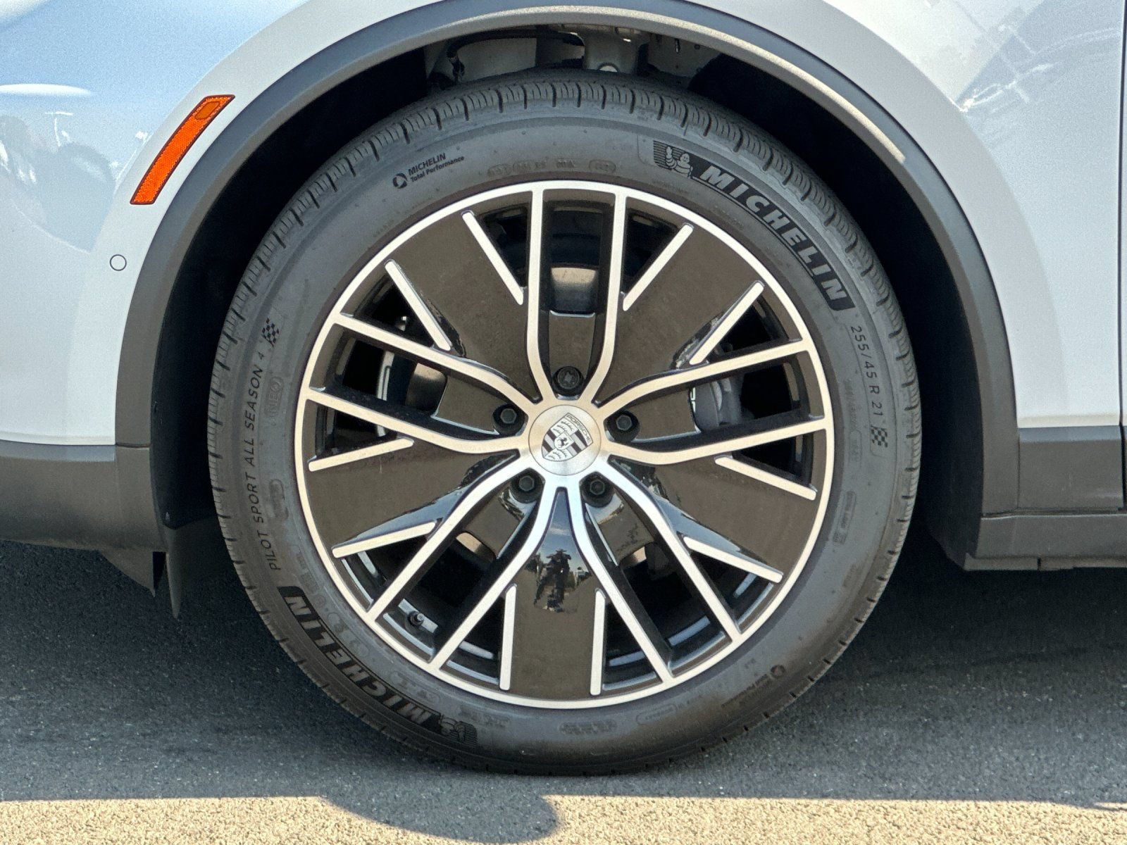 Certified 2025 Porsche Macan Electric RWD image 28