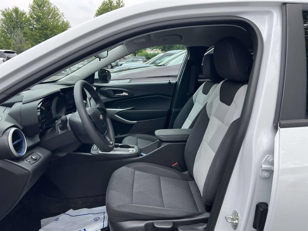 Used 2024 Chevrolet Trax LS w/ LS Convenience Package FWD image 11