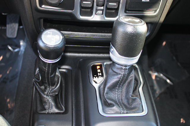 Used 2024 Jeep Wrangler Unlimited w/ Convenience Group AWD/4WD image 16
