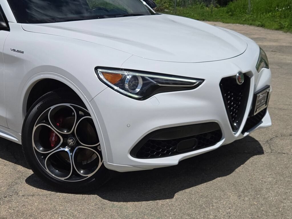 Used 2022 Alfa Romeo Stelvio Veloce AWD/4WD image 2