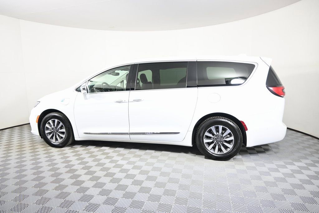 Used 2022 Chrysler Pacifica Limited image 3