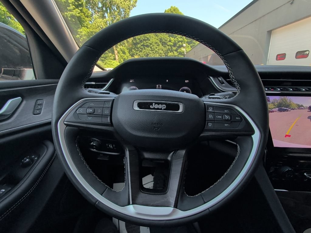 Used 2023 Jeep Grand Cherokee Limited AWD/4WD image 19