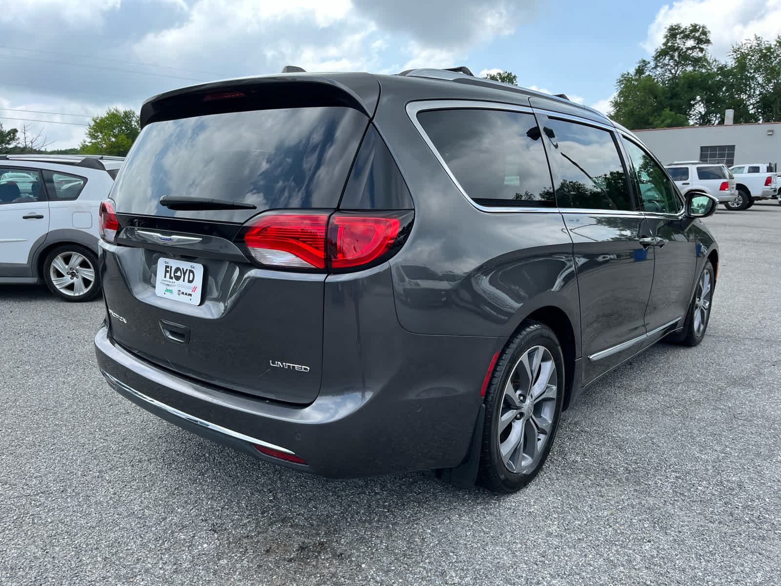Used 2018 Chrysler Pacifica Limited w/ Tire & Wheel Group FWD image 3