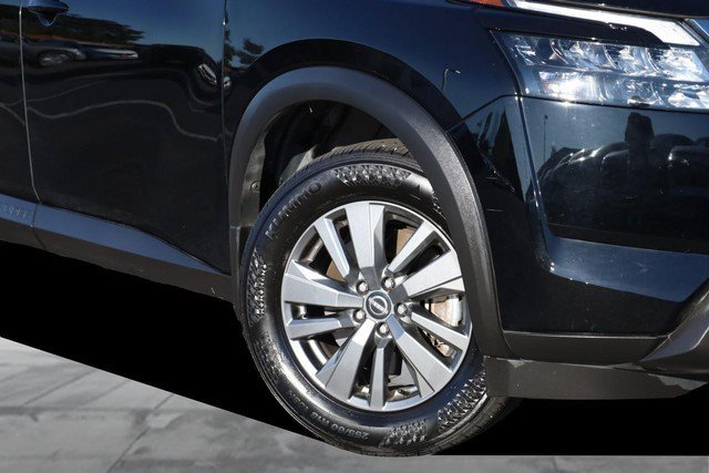 Certified 2025 Nissan Pathfinder SV FWD image 3