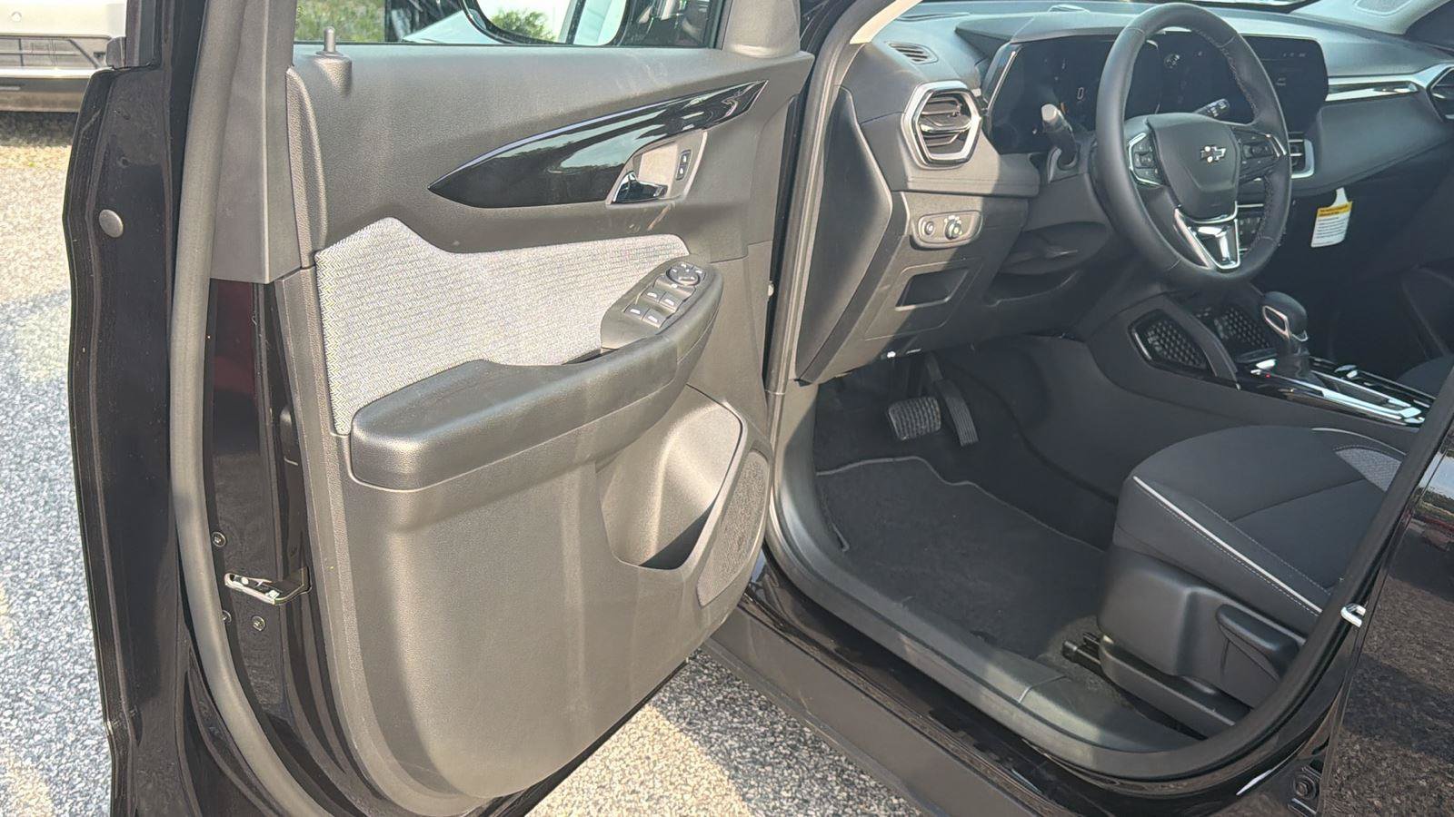 New 2026 Chevrolet TrailBlazer LT w/ Midnight Edition FWD image 14