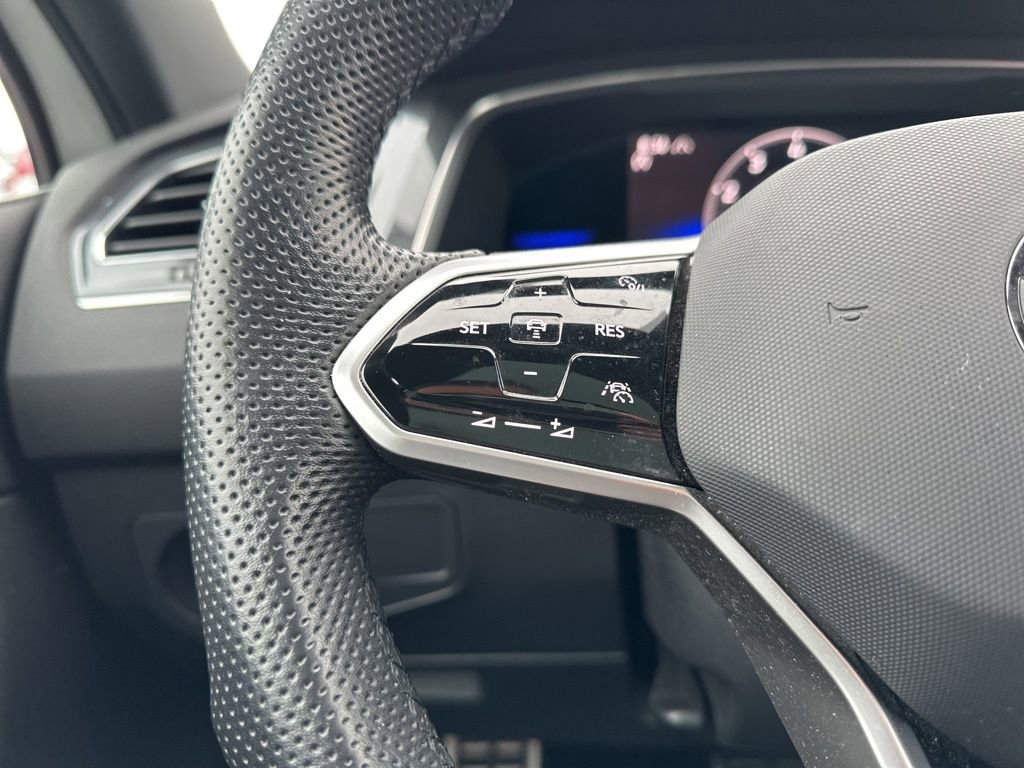 Used 2022 Volkswagen Tiguan SE R-Line image 21