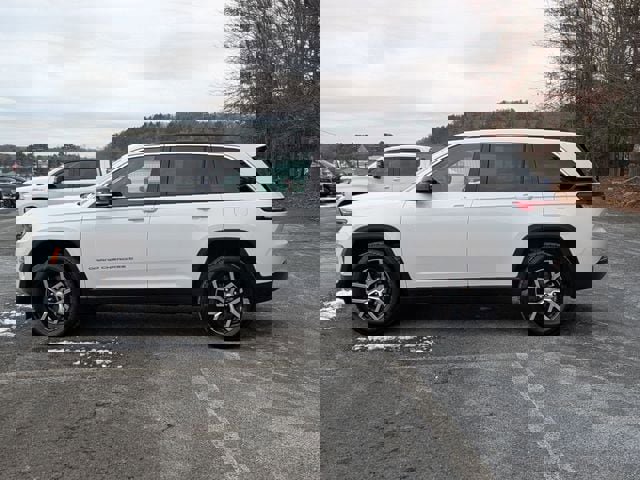 Used 2024 Jeep Grand Cherokee Limited image 2