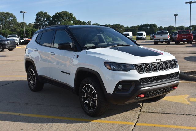Used 2025 Jeep Compass Trailhawk AWD/4WD image 3