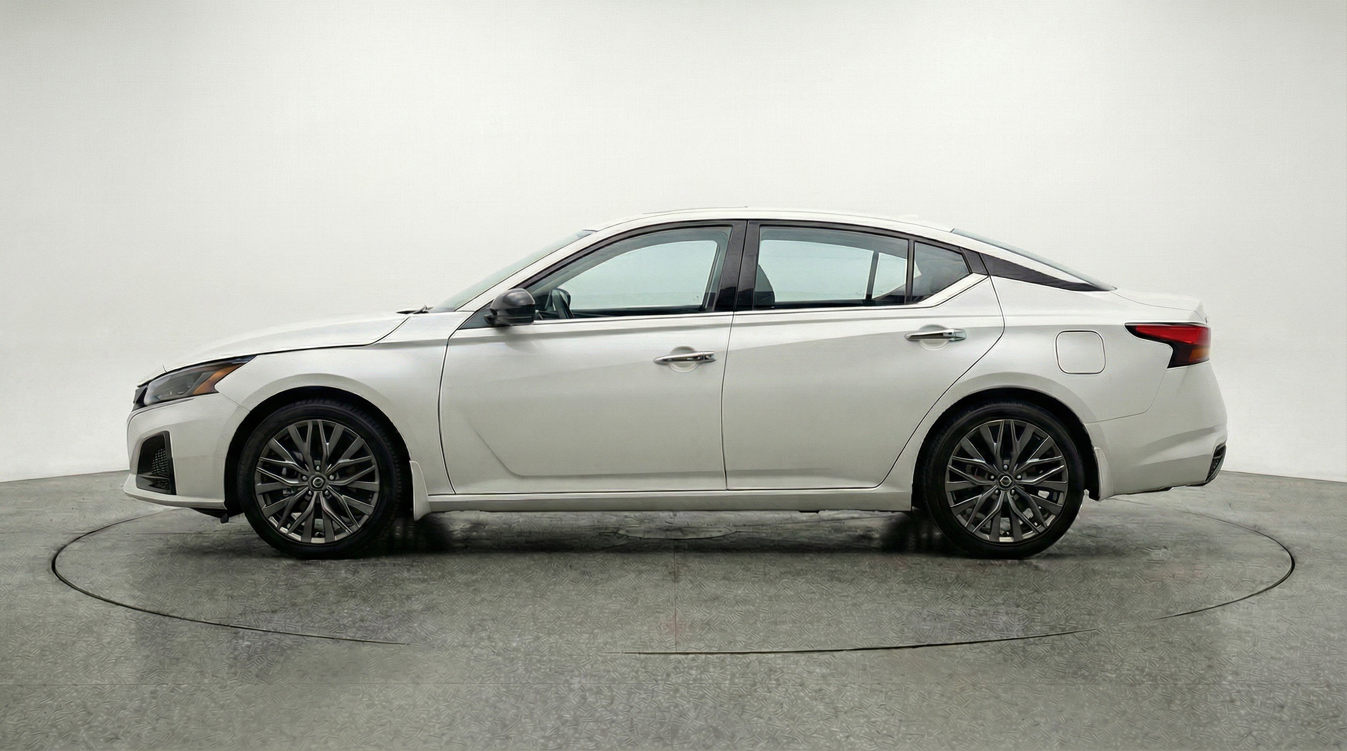 Used 2025 Nissan Altima 2.5 SV FWD image 5