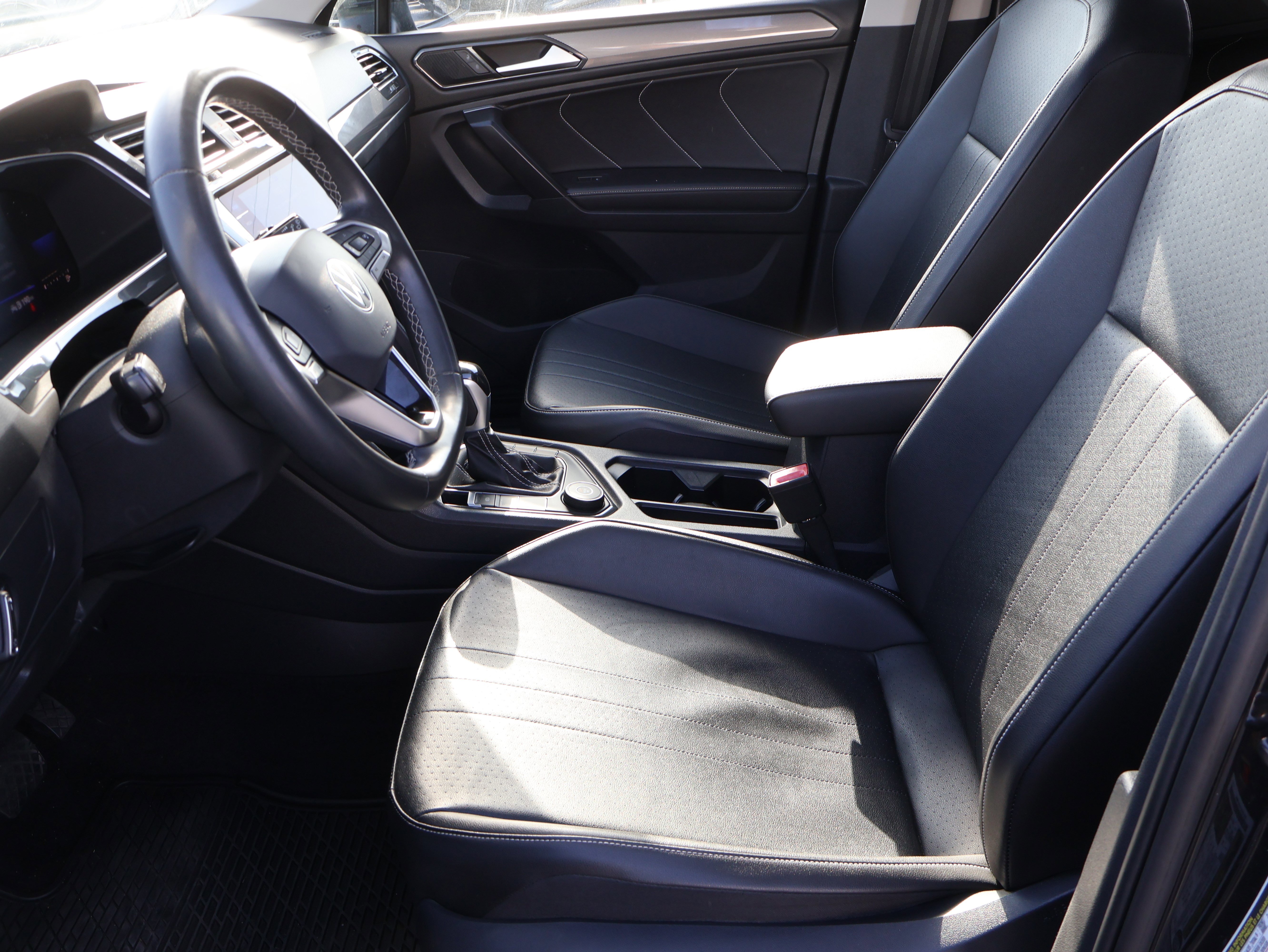 Used 2022 Volkswagen Tiguan SE w/ Panoramic Sunroof Package image 40