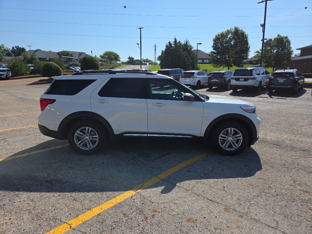 Used 2024 Ford Explorer XLT RWD image 4