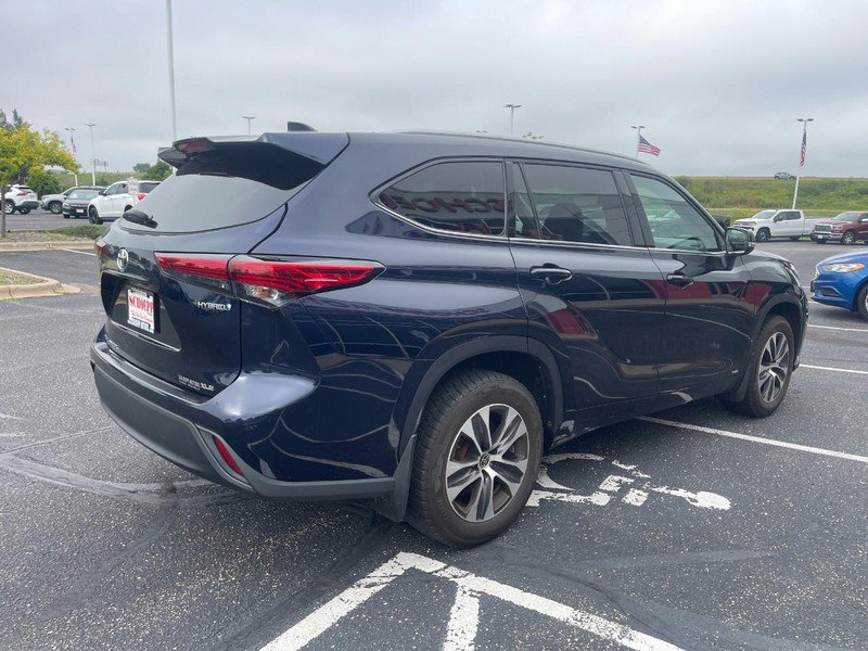 Used 2022 Toyota Highlander XLE AWD/4WD image 2