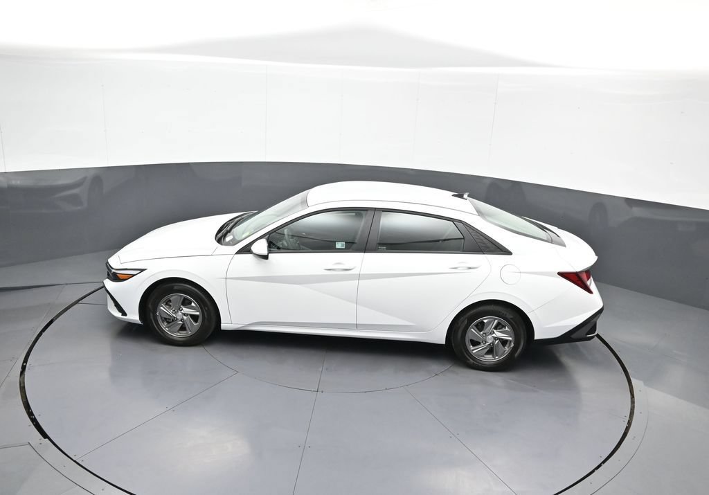 Certified 2025 Hyundai Elantra SE w/ Cargo Package FWD image 40