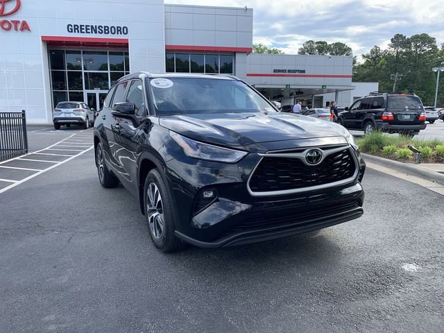Used 2023 Toyota Highlander XLE image 2
