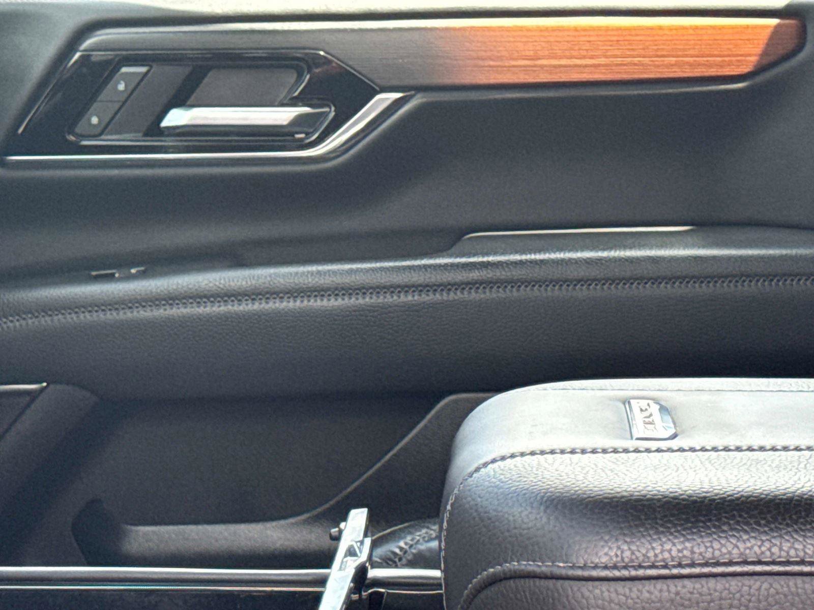 Used 2025 GMC Yukon Denali RWD image 24