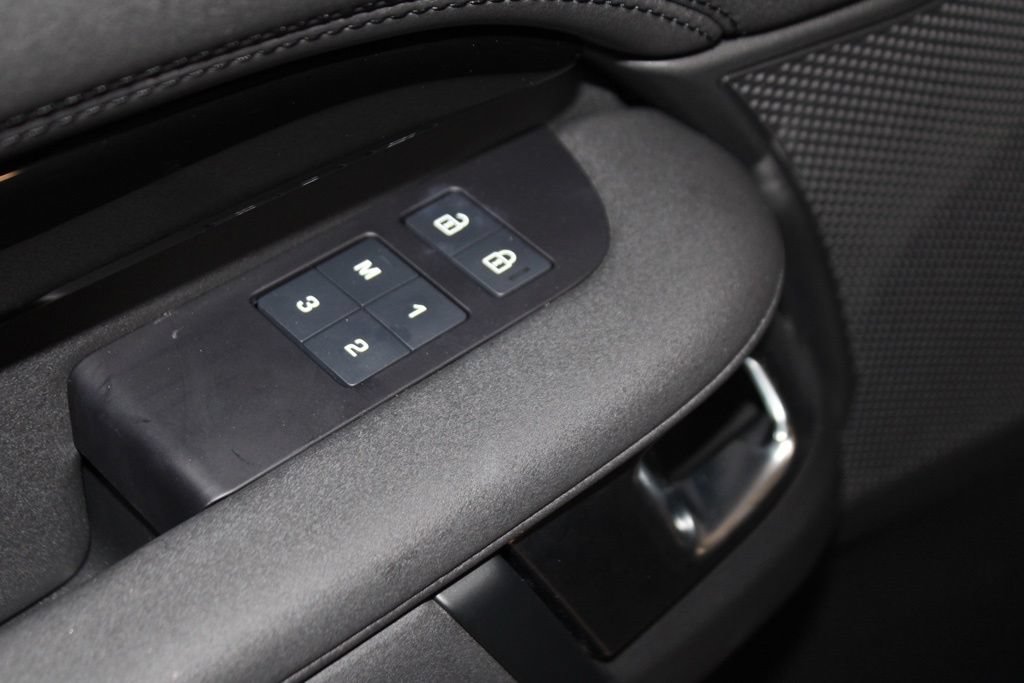 Used 2025 Land Rover Discovery S AWD/4WD image 22