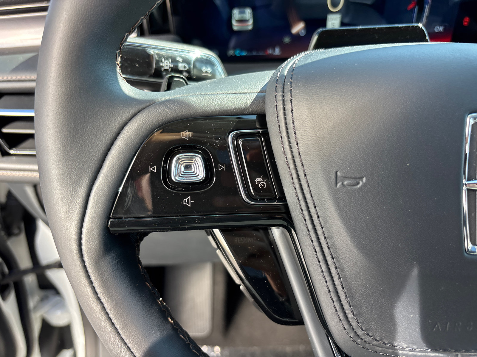 New 2027 Lincoln Aviator AWD w/ Jet Appearance Package image 16
