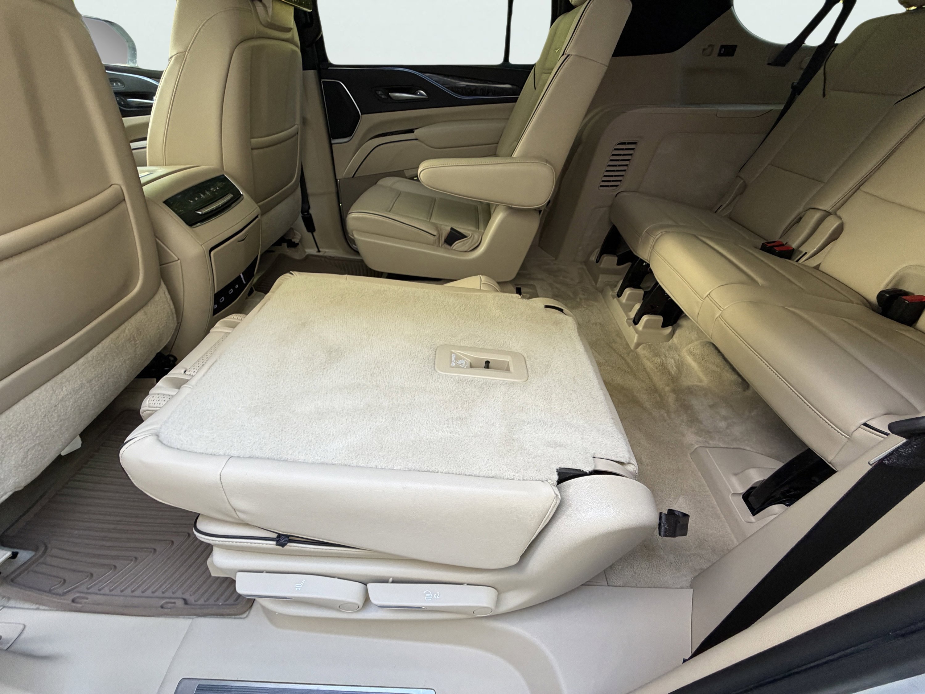 Used 2021 Cadillac Escalade ESV Premium Luxury w/ LPO, Illumination Package image 25