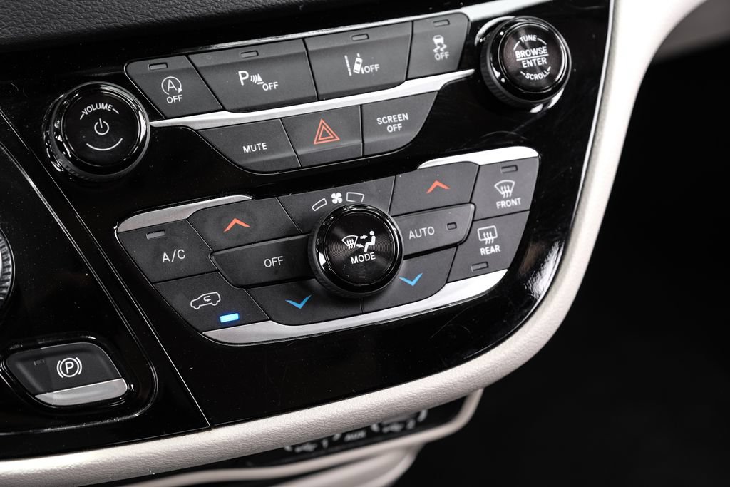 Used 2024 Chrysler Pacifica Touring-L FWD image 35