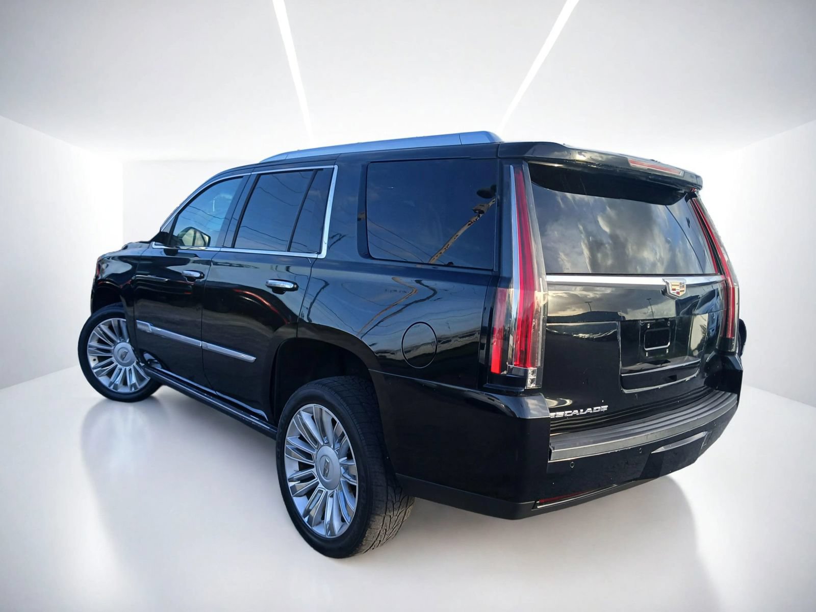 Used 2016 Cadillac Escalade Platinum RWD image 4