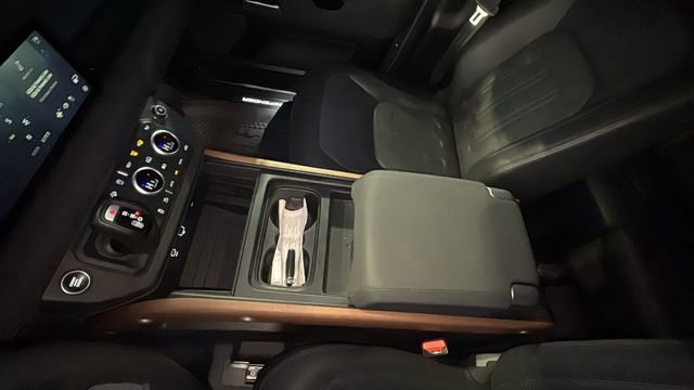 Used 2022 Land Rover Defender 110 X-Dynamic SE image 21