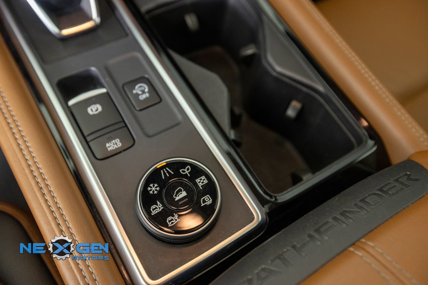 Used 2022 Nissan Pathfinder Platinum AWD/4WD image 24
