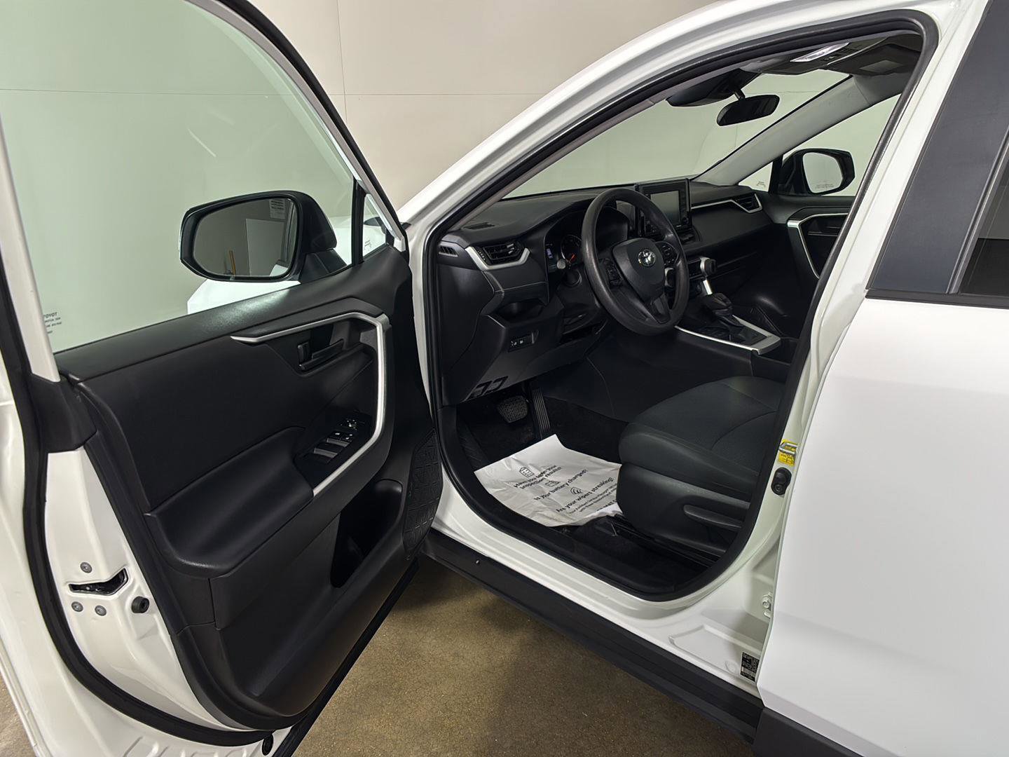 Used 2022 Toyota RAV4 LE AWD/4WD image 2