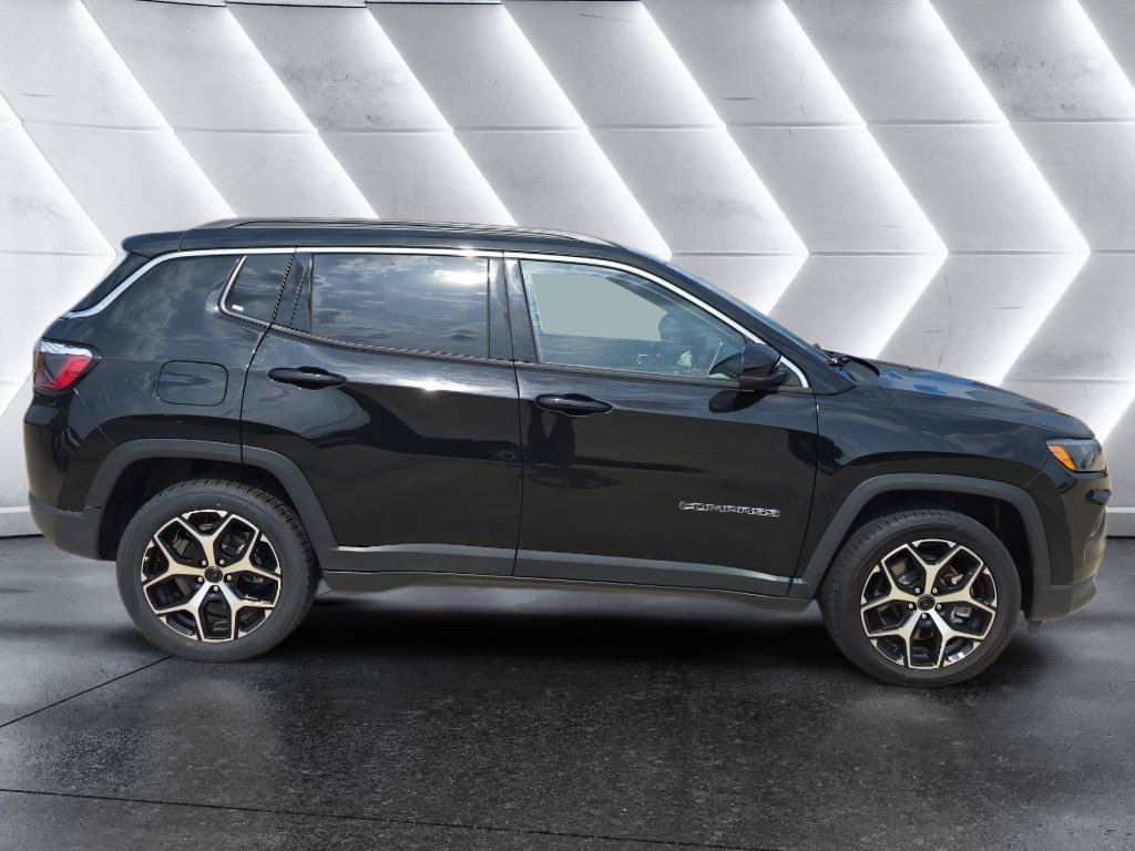 Used 2025 Jeep Compass Limited AWD/4WD image 4
