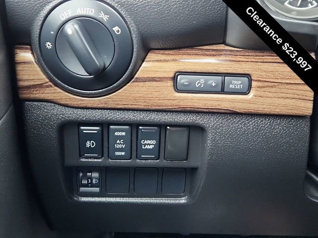 Used 2018 Nissan Titan SL image 35