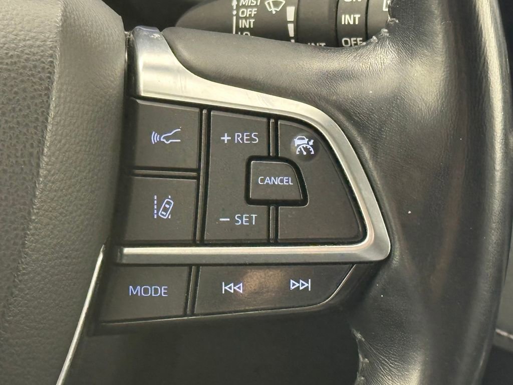 Used 2021 Toyota Highlander XLE AWD/4WD image 32