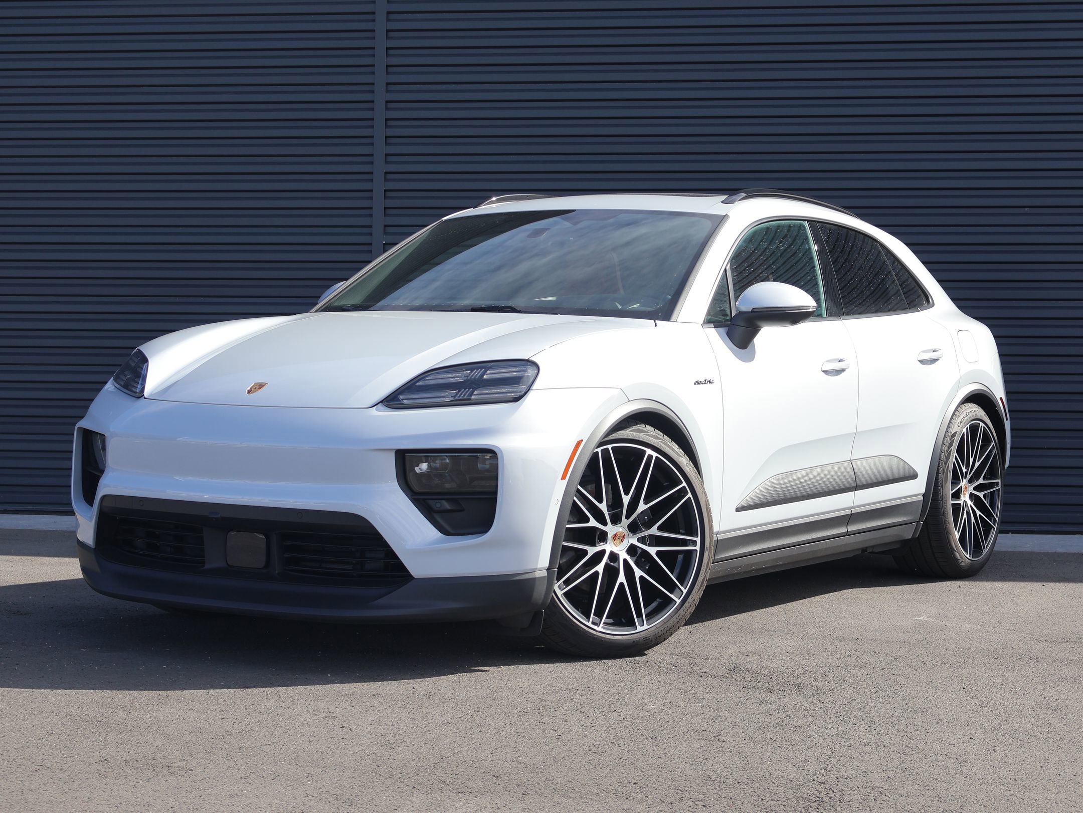 Certified 2025 Porsche Macan 4 Electric AWD/4WD image 1